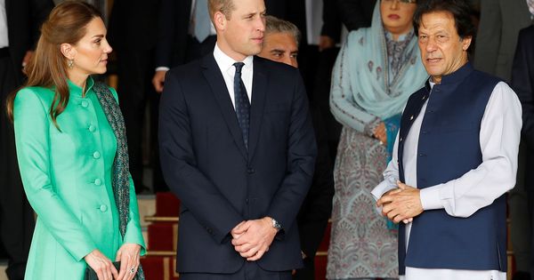 Foto: Los duques de Cambridge, con el primer ministro, Imran Khan. (Reuters)