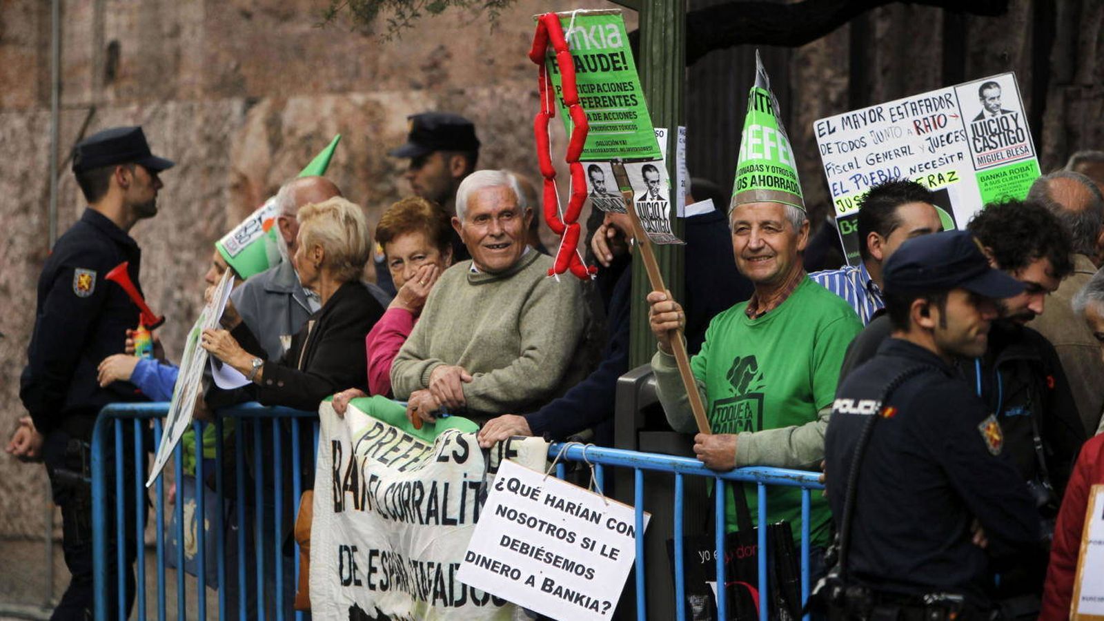 Foto: Manifestación de preferentistas a la entrada de la Audiencia Nacional. (EFE)