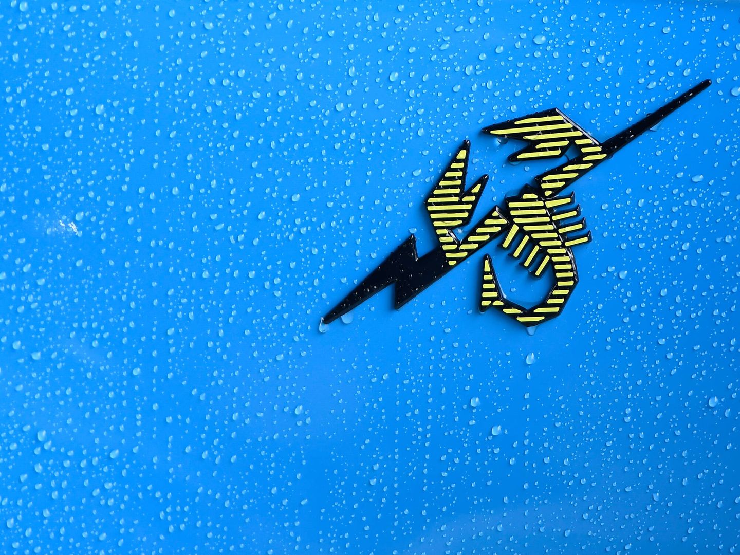 El logo de Abarth no cambia, pero el 500e luce en los laterales este emblema: rayo y escorpión.