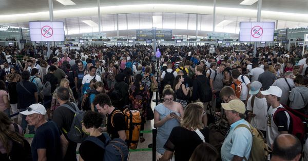 Foto: Las colas para acceder al control de seguridad del Aeropuerto de Barcelona-El Prat este lunes. (EFE)