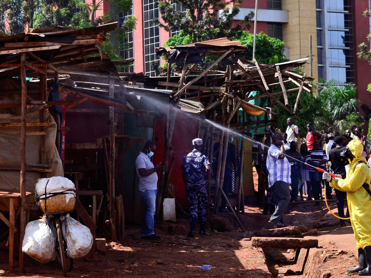 Foto: Trabajos de desinfección en un mercado de Kampala (Uganda). (Reuters)