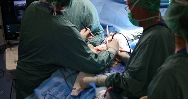 Foto: Los cirujanos, en plena operación (Foto: Hospital Vall d'Hebron)
