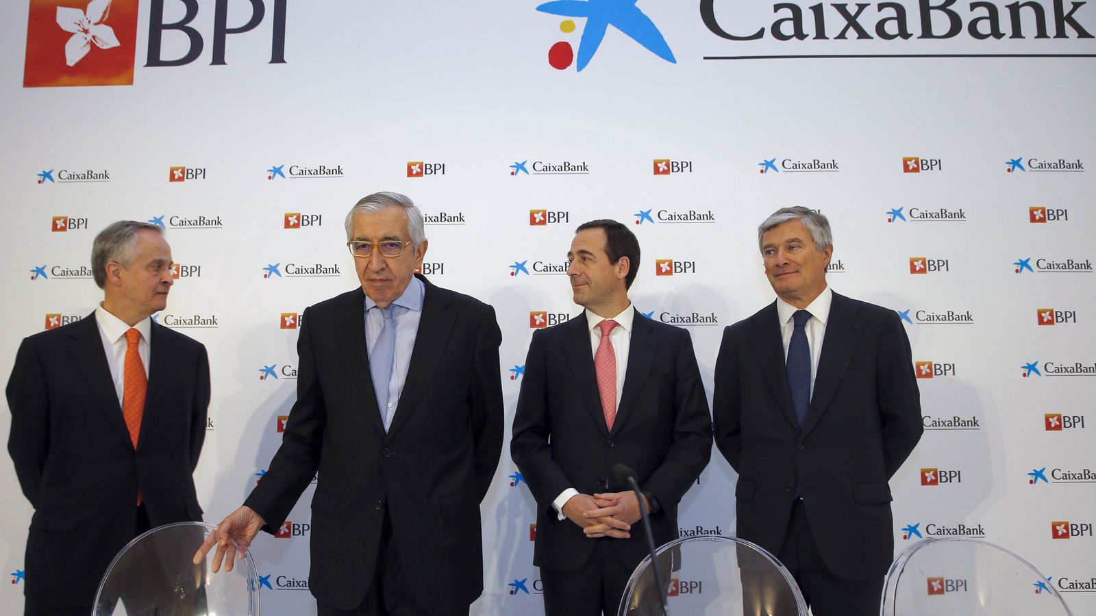 Foto: El consejero delegado de CaixaBank, Gonzalo Gortázar (2d), junto al director general para el proyecto BPI, Pablo Forero (d). (EFE)