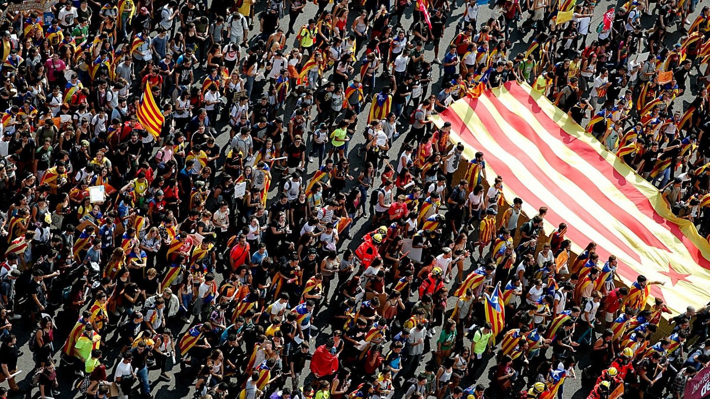 Miles de estudiantes de secundaria y universitarios se manifiestan en Barcelona, este jueves. (EFE)