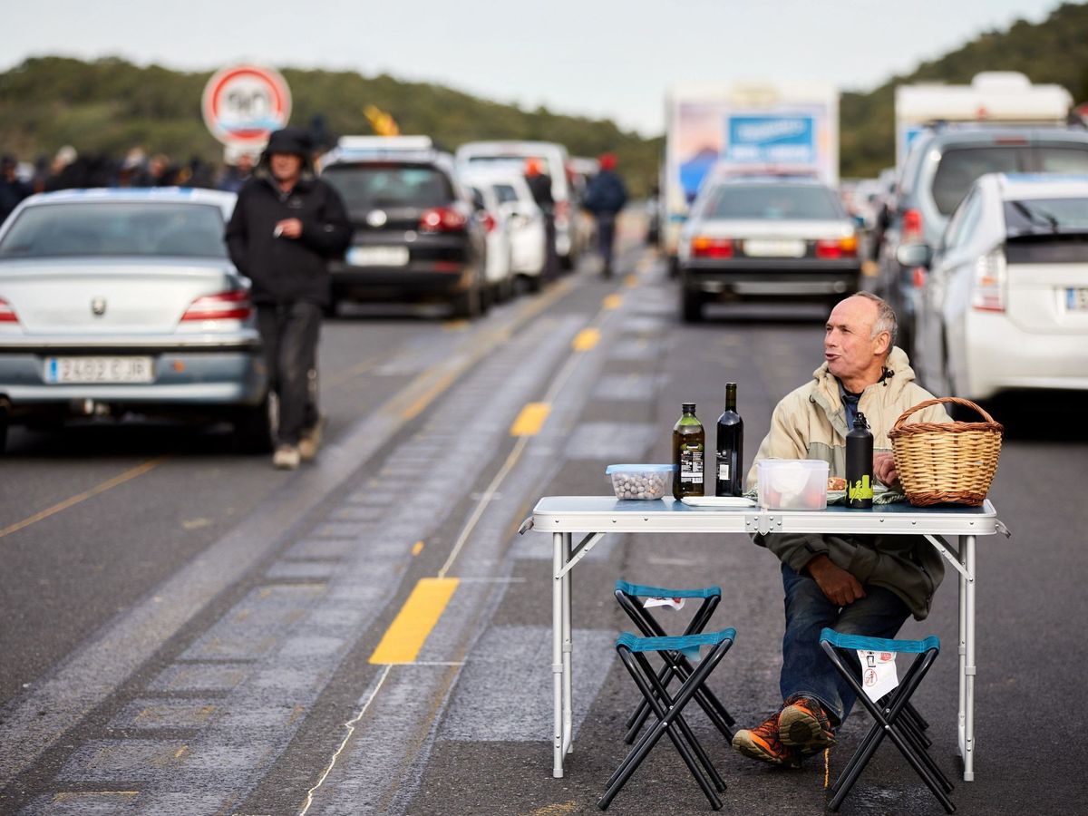 Foto: Un manifestante durante el bloqueo de la autopista que enlaza España y Francia . (EFE)