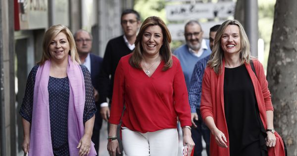 Foto: La candidata a la secretaría general del PSOE, Susana Díaz (c), acompañada por la socialista Elena Valenciano (i), a su llegada a la sede del partido en Ferraz. (EFE)