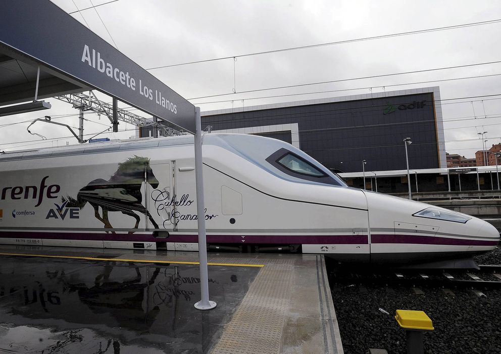 Foto: Salida del primer tren AVE de la estación de Albacete. (EFE)