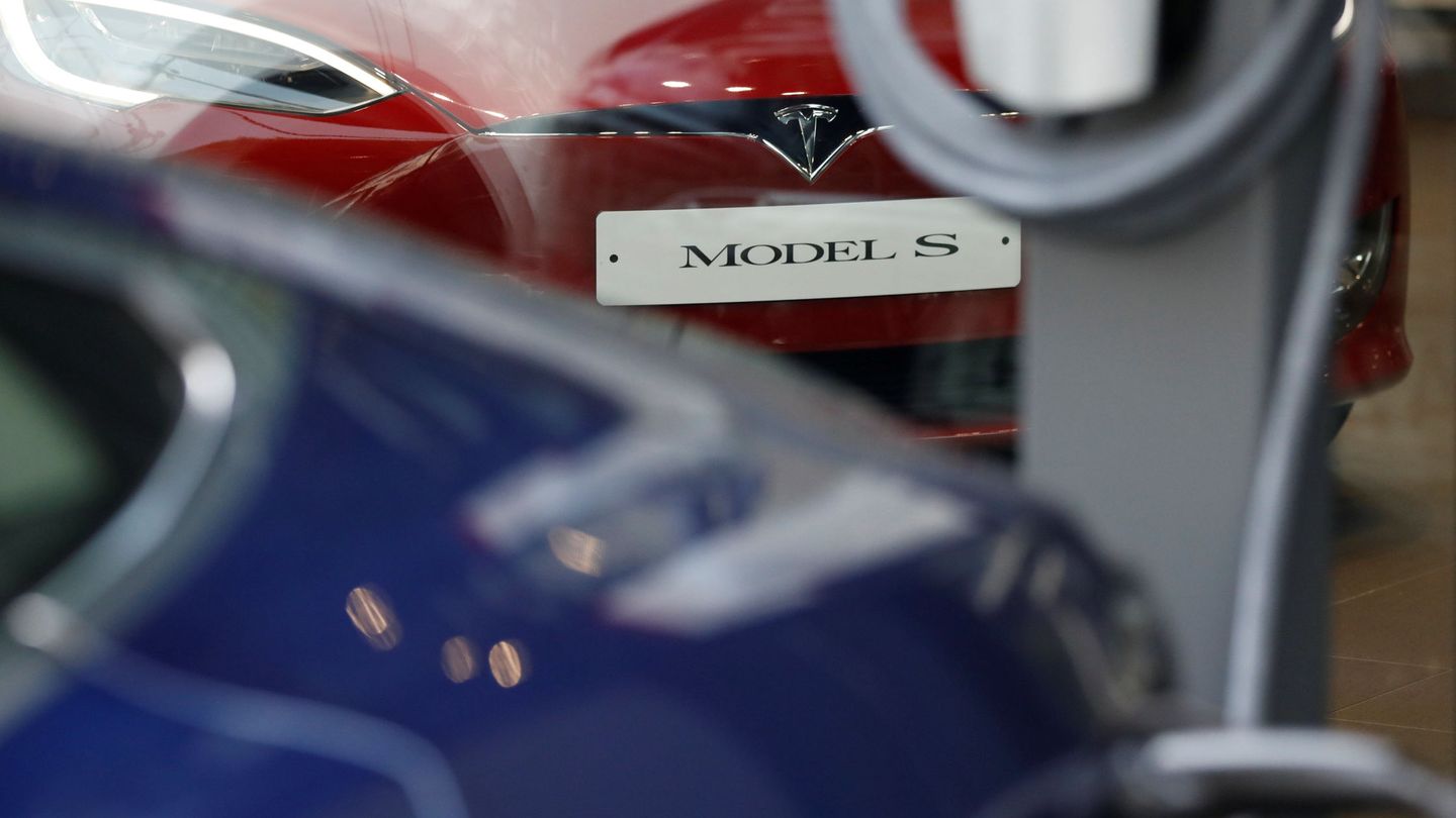 Un coche de Tesla, enchufado a un cargador. (Reuters)