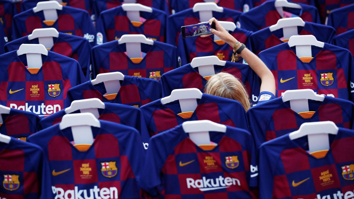 El Barça vende los asientos del Camp Nou llenos de suciedad y rascadas por más de 100 euros