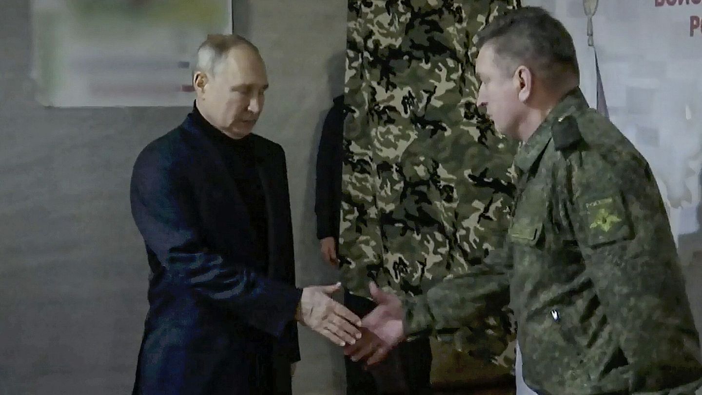 Luhansk (-), 18 04 2023.- A handout still image taken from handout video provided by Kremlin.ru shows Russian President Vladimir Putin (L) visiting the headquarters of the Vostok National Guard in the Luhansk People's Republic, 18 April 2023. Putin made working trips to the headquarters of the Dnepr grouping of troops in the Kherson direction and to the headquarters of the Vostok National Guard in the Luhansk People's Republic. (Rusia, Ucrania) EFE EPA KREMLIN.RU HANDOUT HANDOUT EDITORIAL USE ONLY NO SALES HANDOUT EDITORIAL USE ONLY NO SALES 