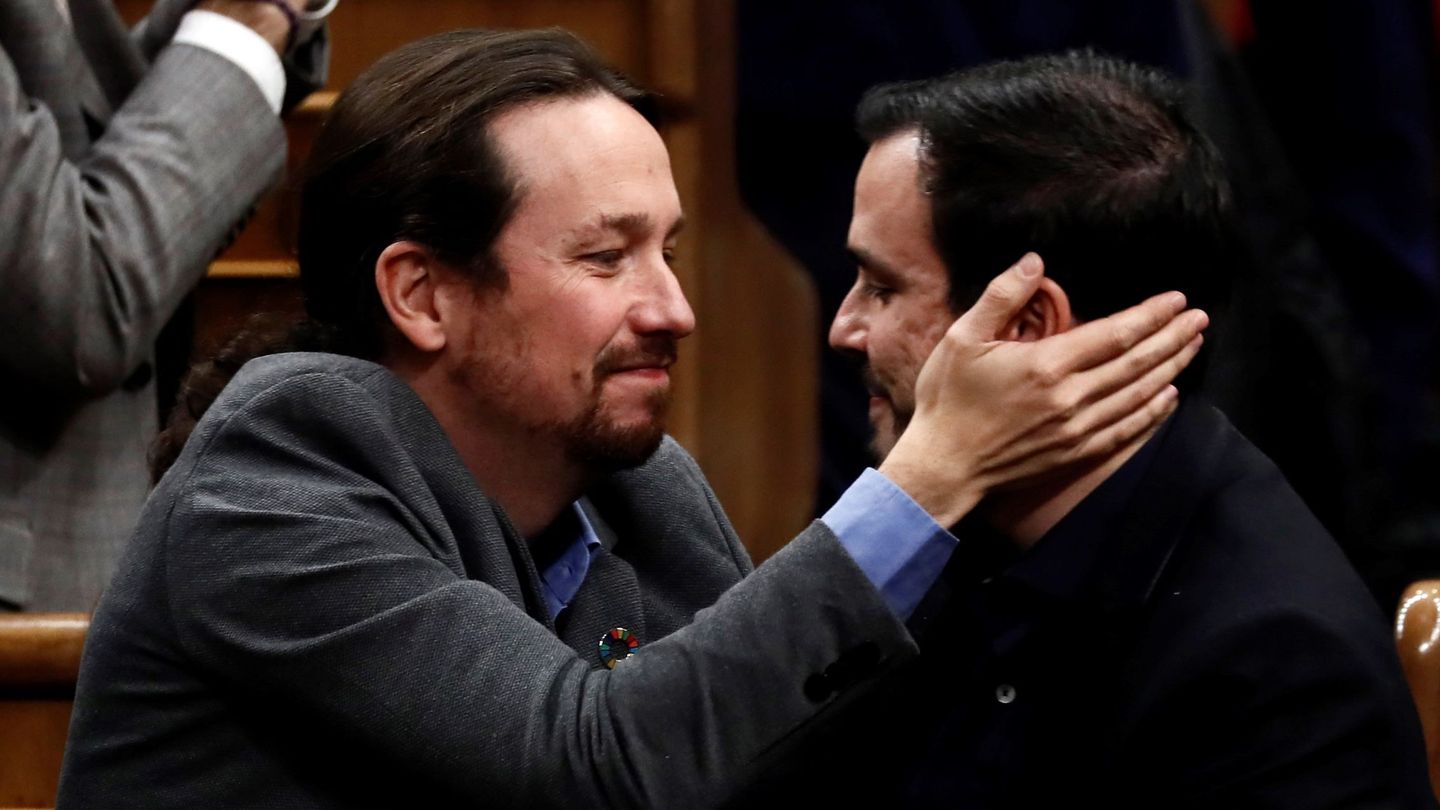 Pablo Iglesias (i) se abraza con el líder de Izquierda Unida, Alberto Garzón. (EFE)