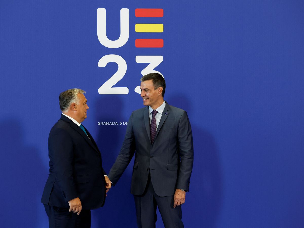 Foto: El primer ministro de Hungría, Viktor Orban, saluda al presidente del Gobierno de España, Pedro Sánchez. (Reuters Jon Nazca)