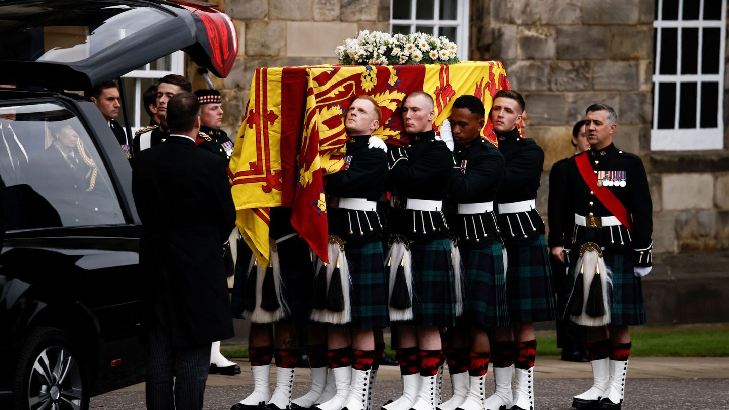 ¿Qué objetos acompañan el féretro de Isabel II en su funeral? (Reuters/Pool/Alkis Konstantinidis)