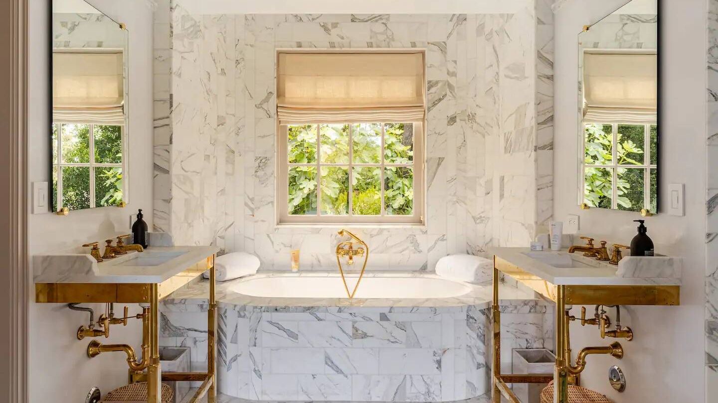 El cuarto de baño de la casa de la actriz en Montecito. (Cortesía Airbnb)