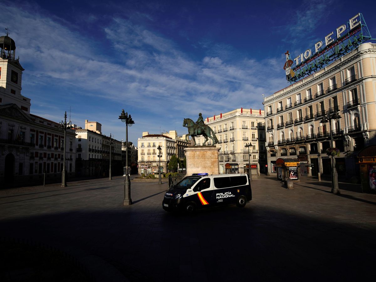 Foto: La desierta Puerta del Sol, en Madrid, ayer. (Reuters)