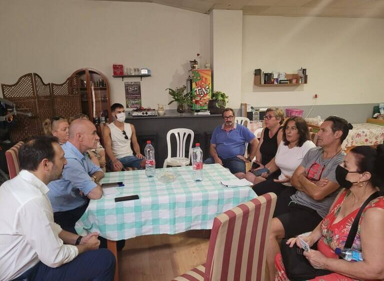 Reunión del alcalde con los vecinos afectados. (Ayuntamiento de Sevilla)
