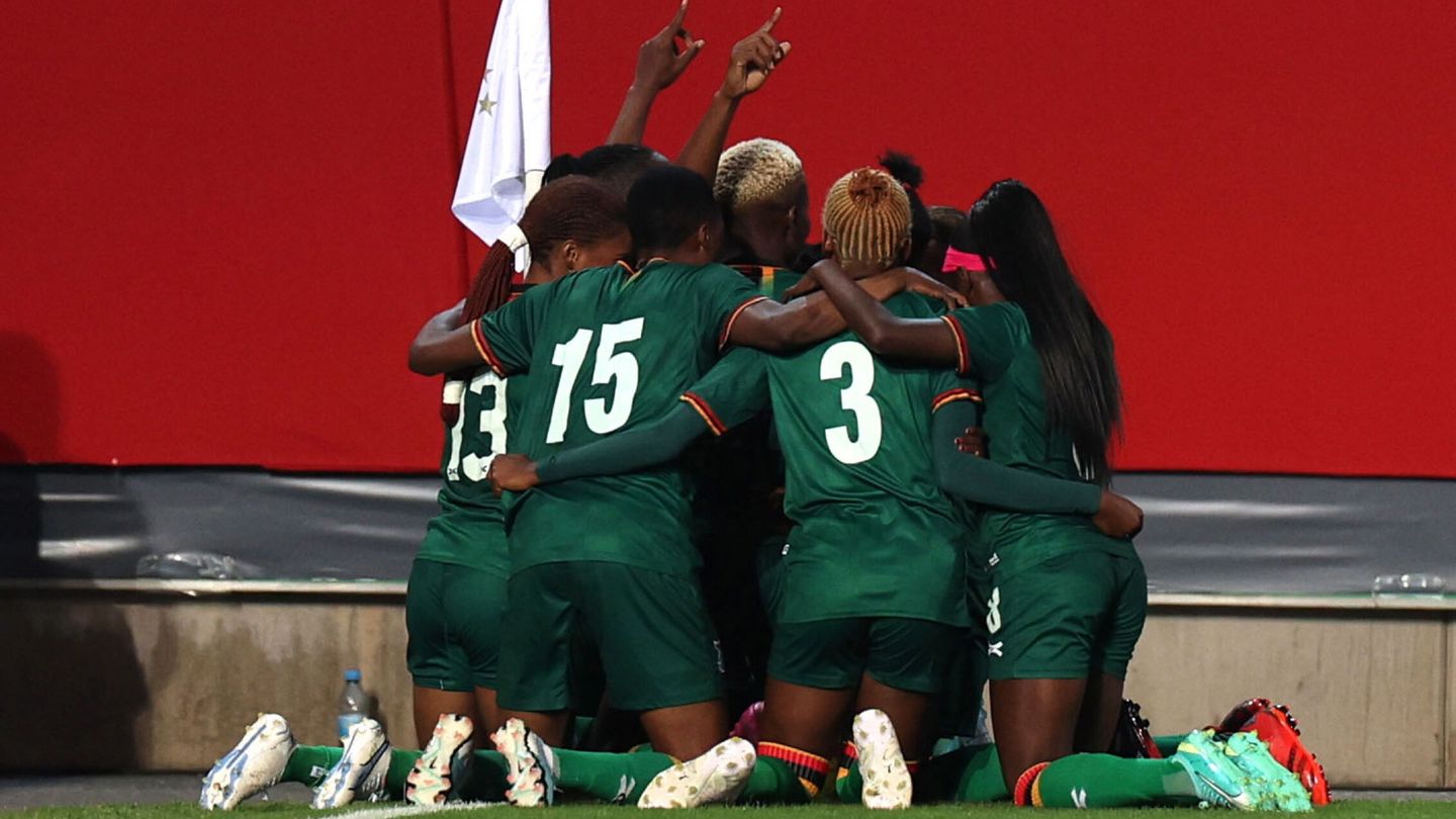 La selección de Zambia se une para celebrar un gol ante Alemania.  (EFE/EPA/Anna Szilagyi)