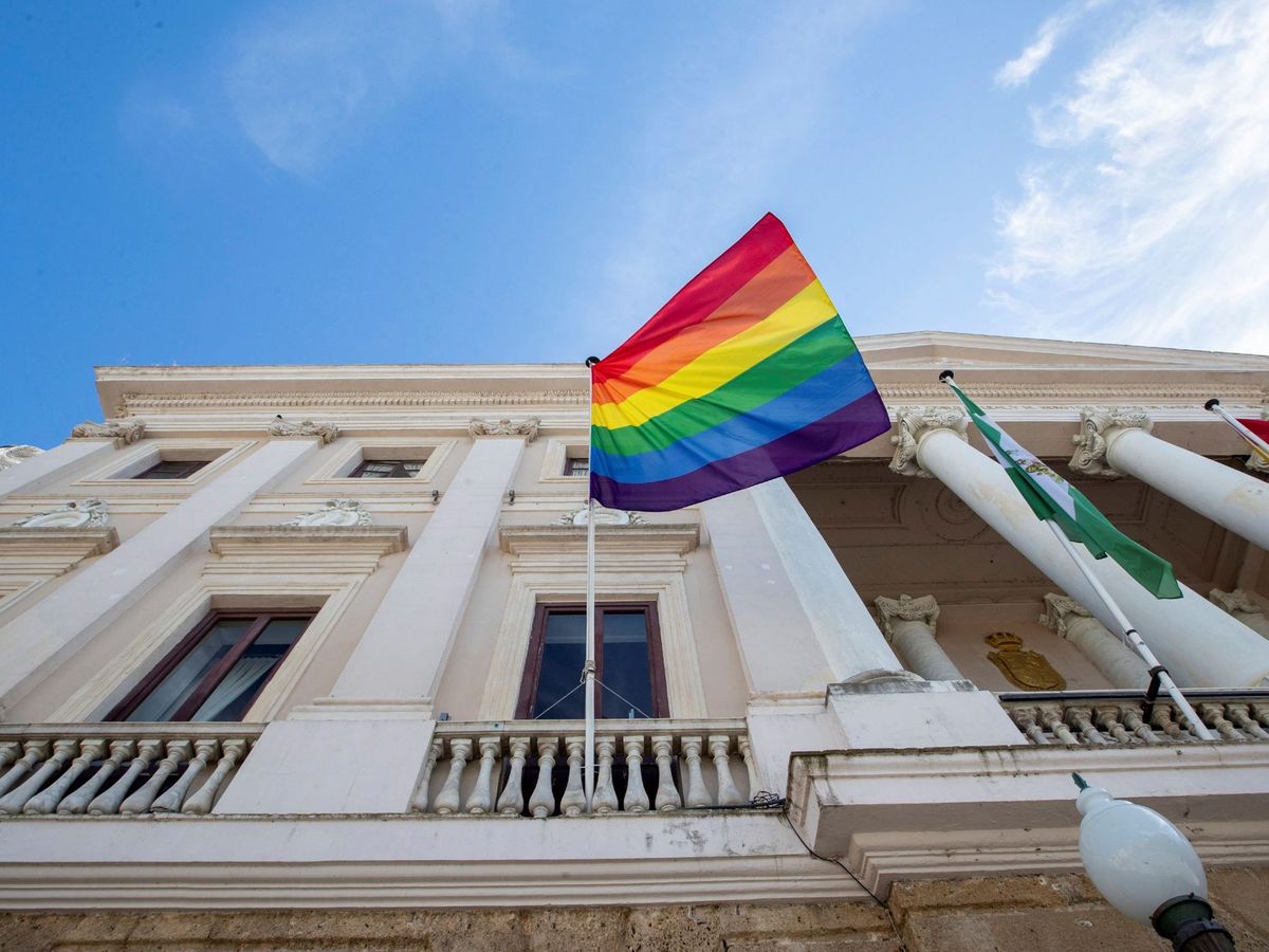 Foto: Cádiz ya tuvo que retirar la bandera LGTBI del Ayuntamiento (EFE/Román Ríos)