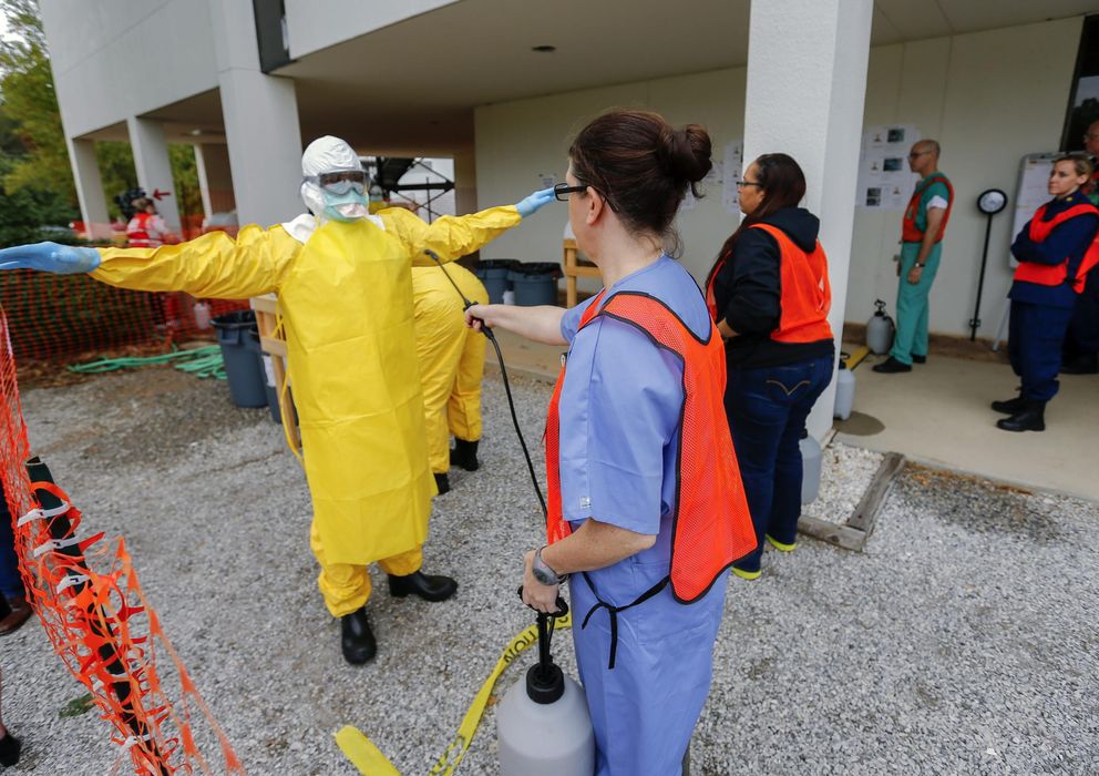 Foto: Entrenamiento para tratar pacientes enfermos de ébola. (EFE)