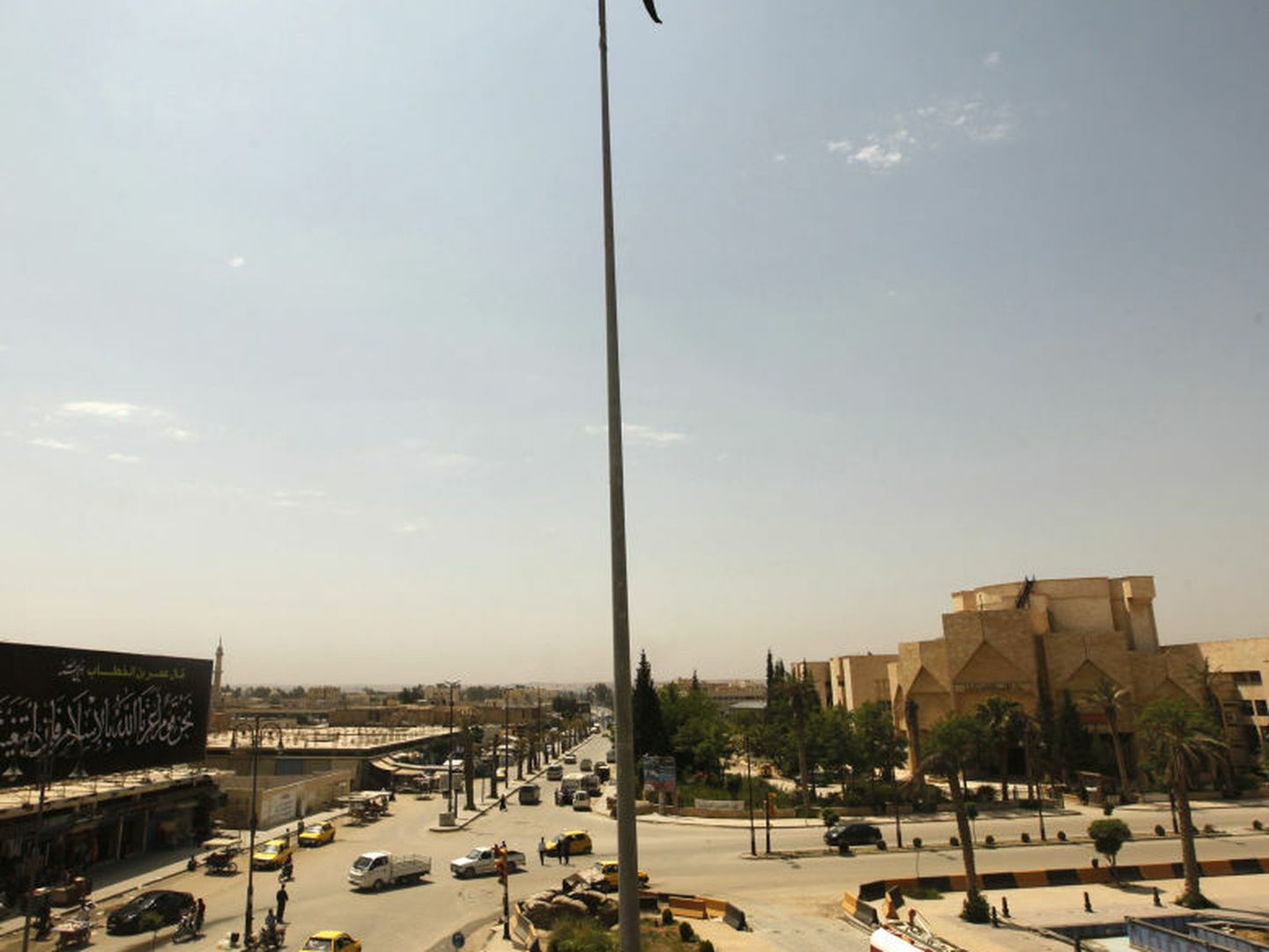 La bandera del Frente Al Nusra en la plaza principal de Raqqa (Reuters)