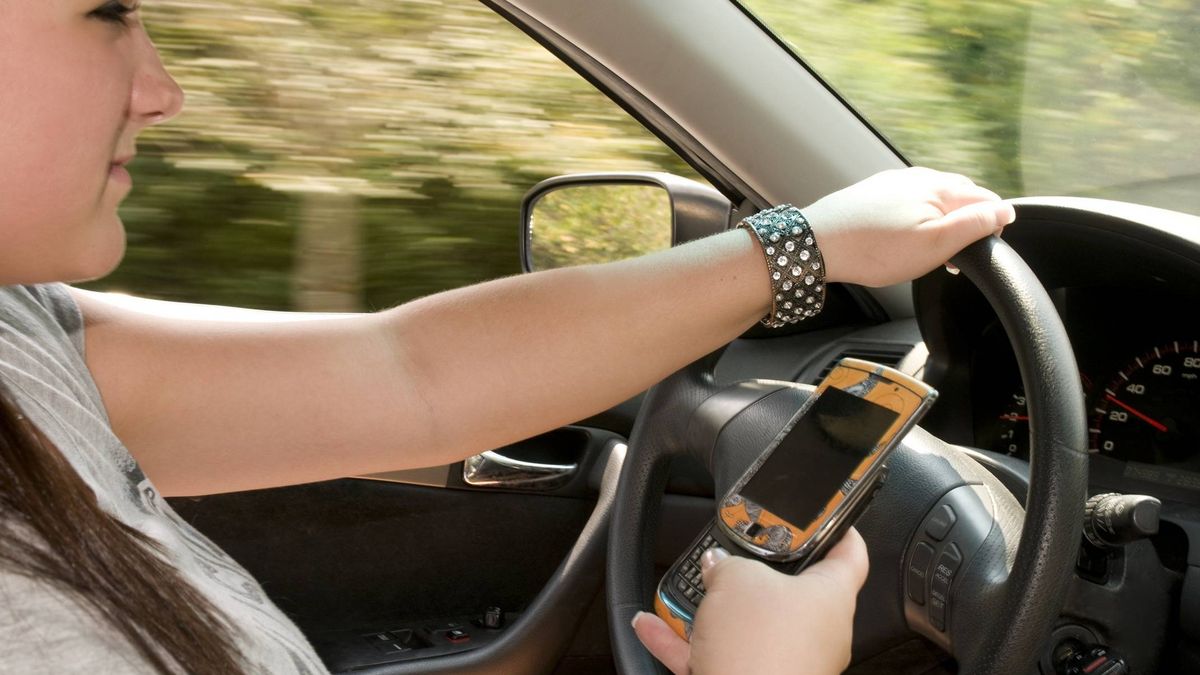 Conducir a ciegas durante 650 metros o los peligros de usar el móvil al volante