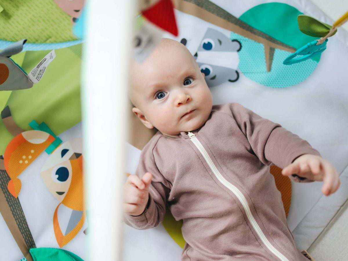 Foto: Gimnasios para bebés, una forma de que el pequeño se desarrolle disfrutando con su manta de juegos (Pexels)