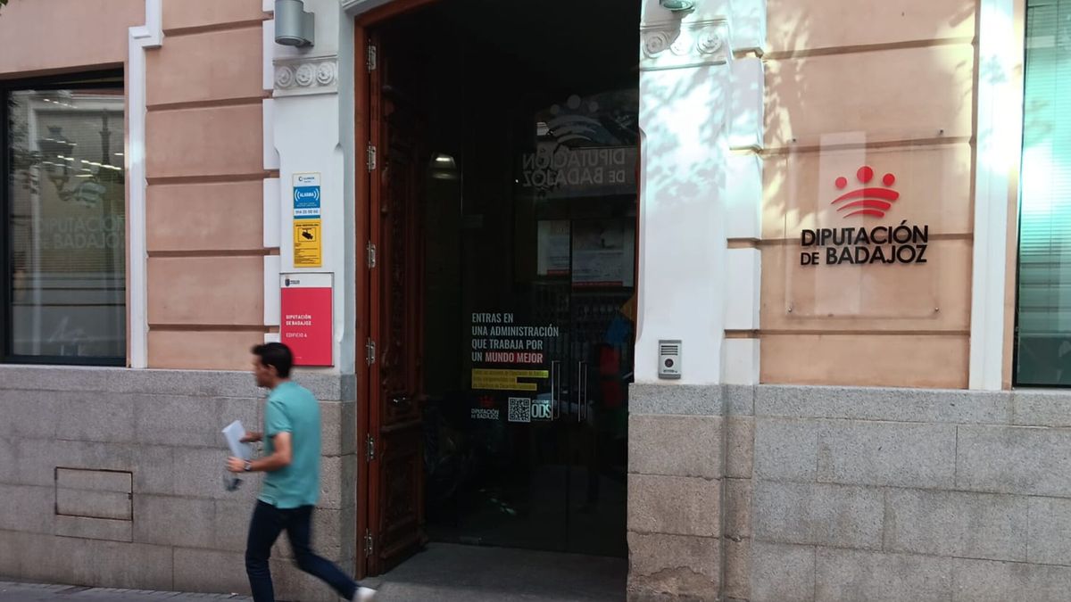 La UCO pone el foco sobre el líder del PSOE extremeño y otros 3 diputados por la plaza del hermano de Sánchez