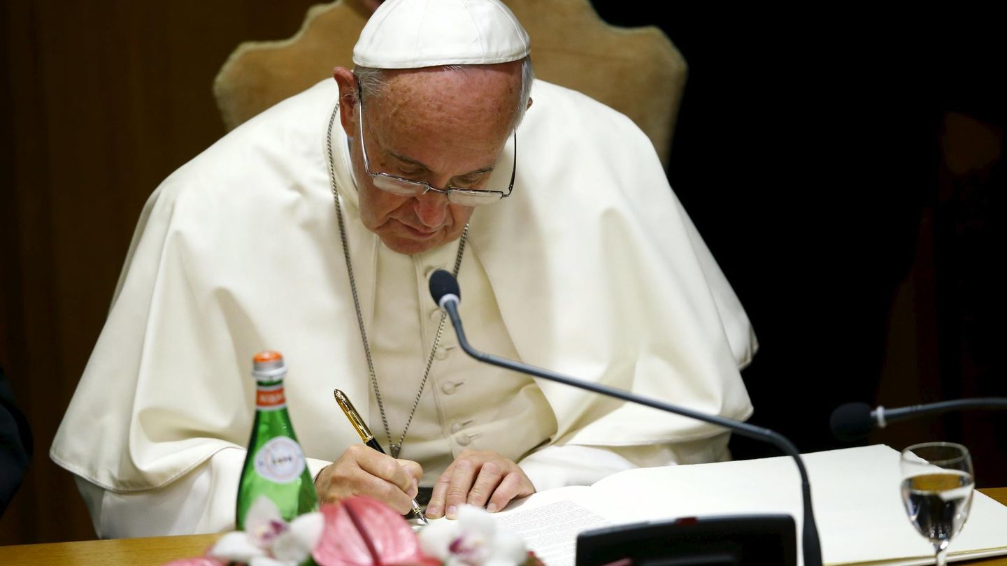 Francisco firmando una declaración para la acción climática en el Vaticano (Reuters)
