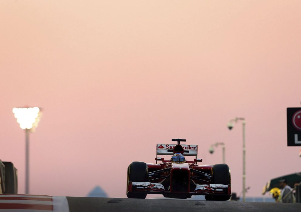 Foto: Fernando Alonso en la pista de Yas Marina.