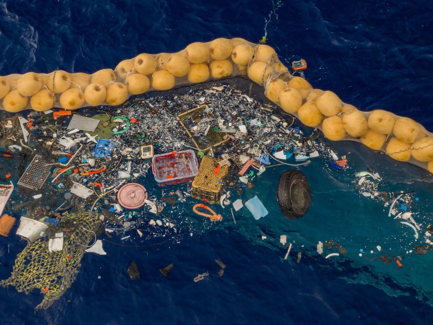 Residuos plásticos flotando en el océano. (The Ocean Cleanup)