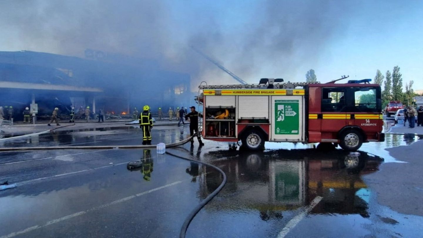 Un centro comercial en Kremenchuk ha sido atacado por las tropas rusas, según ha denunciado el Ejecutivo ucraniano. (Reuters/Servicio de prensa del Servicio Estatal de Emergencias de Ucrania)