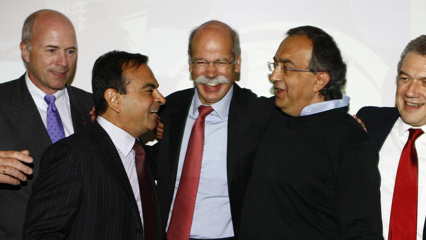 En una imagen de 2007: Carl-Peter Forster (General Motors Europe), Carlos Goshn, Dieter Zetsche (Daimler), Sergio Marchionne (Fiat Group) y Christian Streift (PSA Peugeot Citroën). (Reuters)