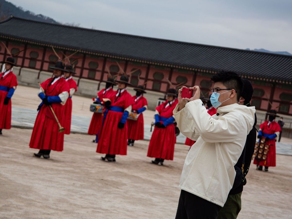 Foto: Un turista en Seúl ve el cambio de Guardia. (EFE)