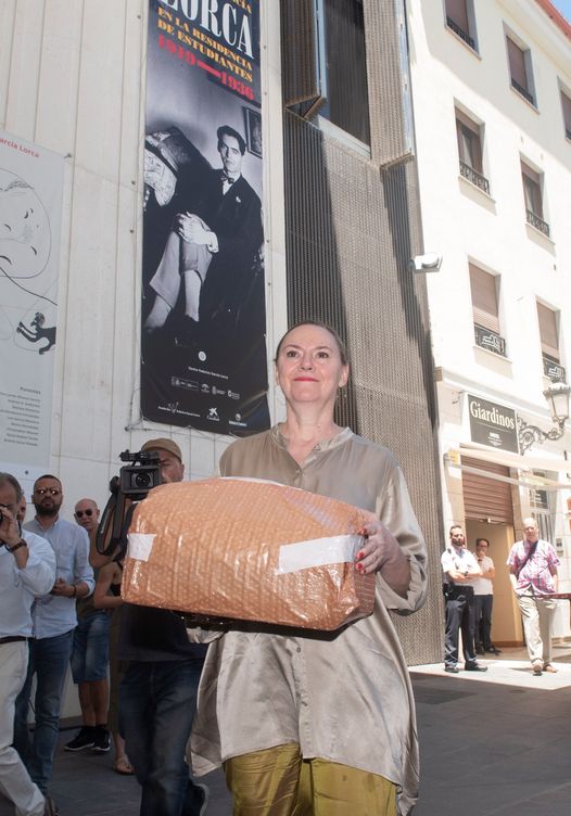 Laura García-Lorca sujeta un paquete con fondos del poeta tras la llegada de los documentos a Granada en 2018. (EFE)