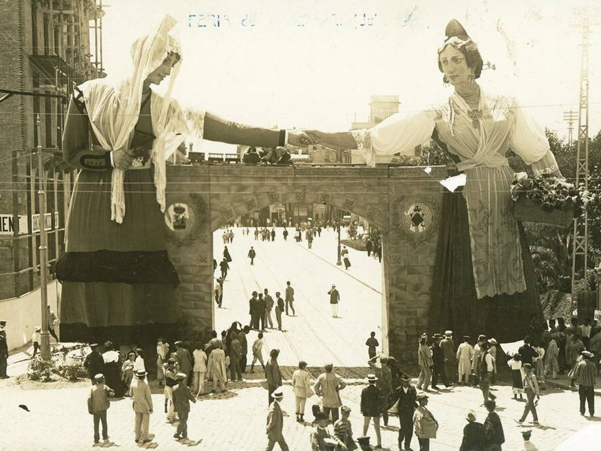 Foto: Arco de la Feria de Julio, a principios del s.XX. (Biblioteca Valenciana)
