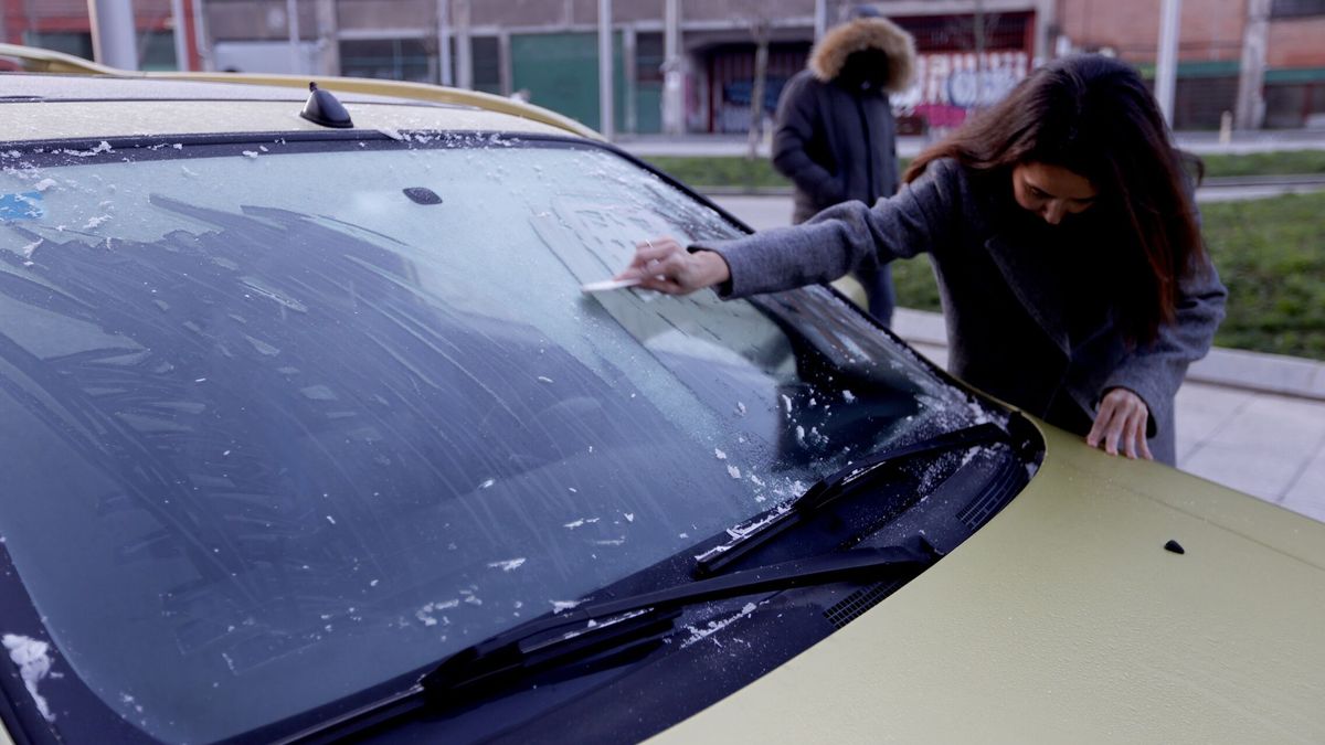 La DGT avisa: nunca quites así el hielo que cubre el cristal del coche
