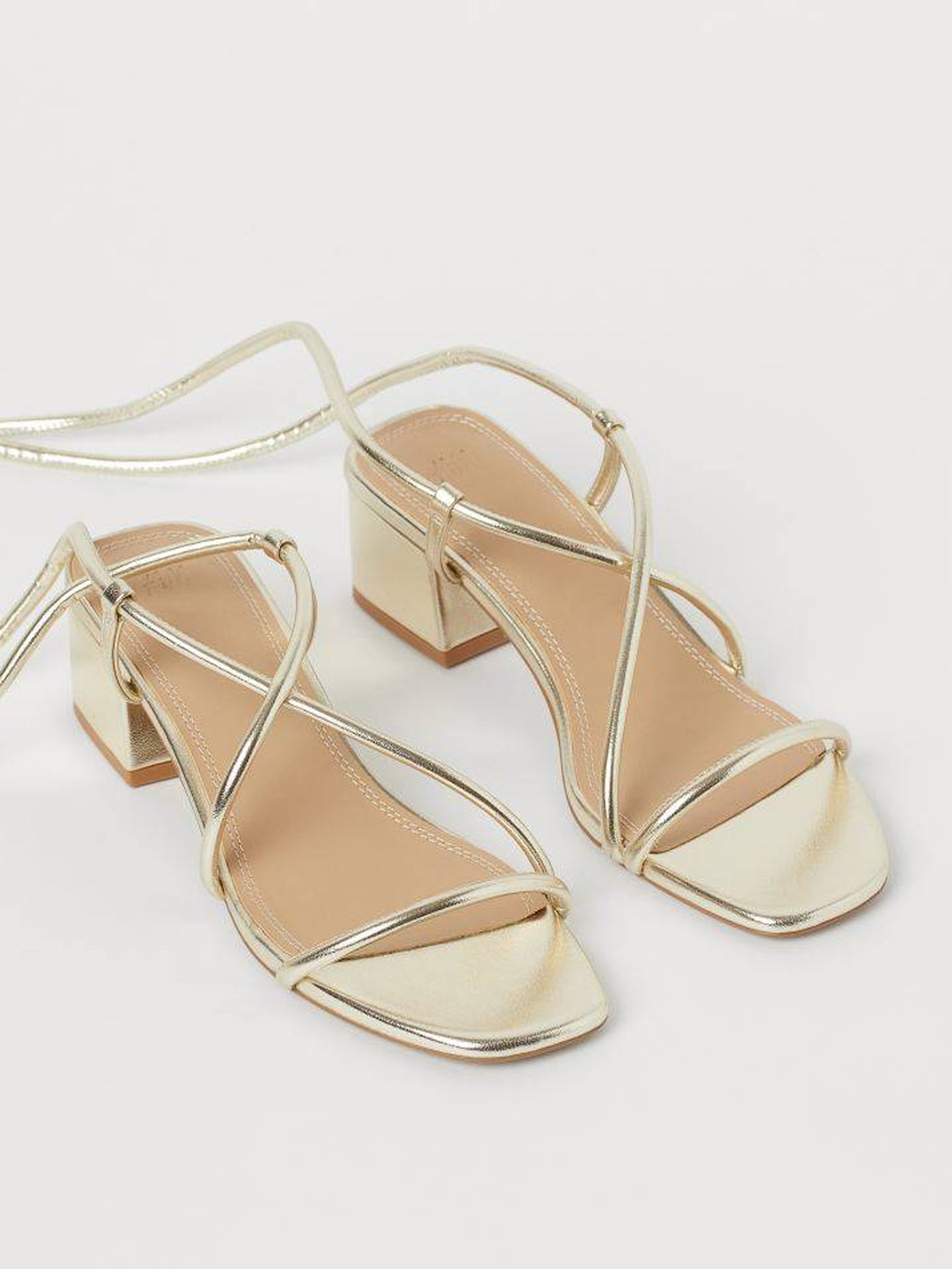 Las sandalias doradas de H&M. (Cortesía)