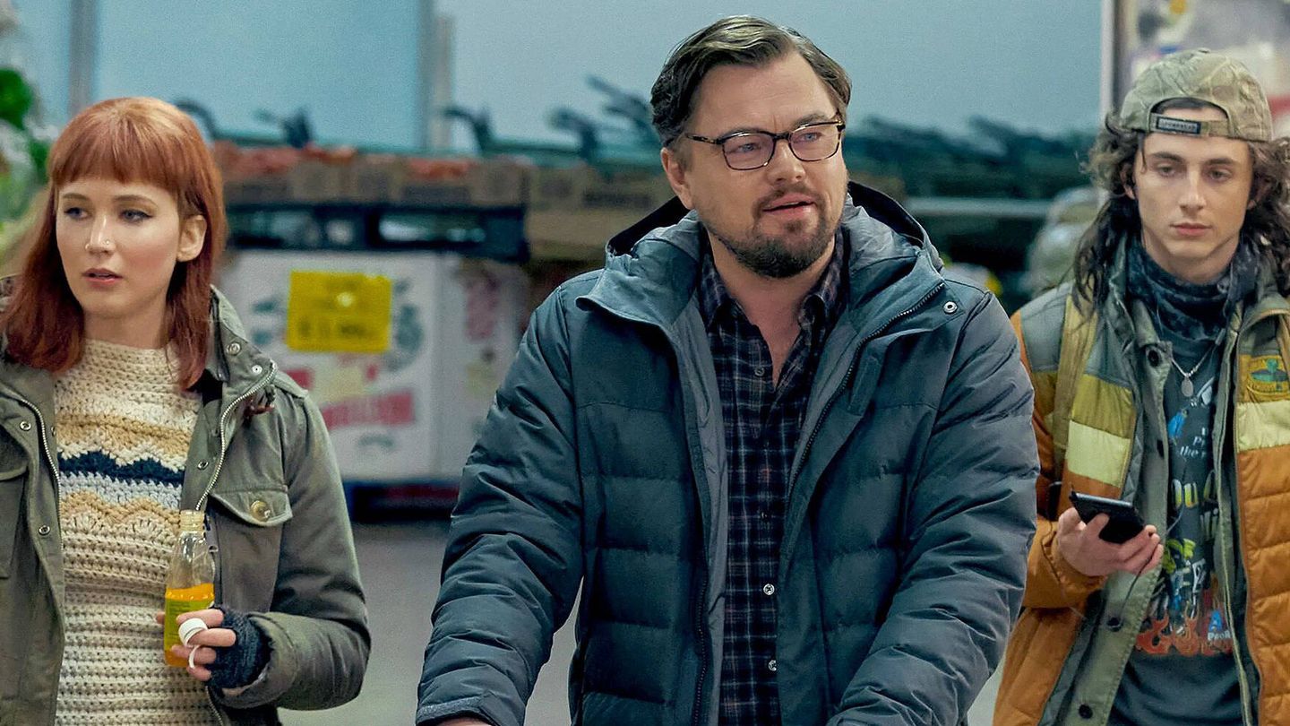 Jennifer Lawrence, Leonardo DiCaprio y Timothée Chalamet, en 'Don't Look Up'. (Netflix)