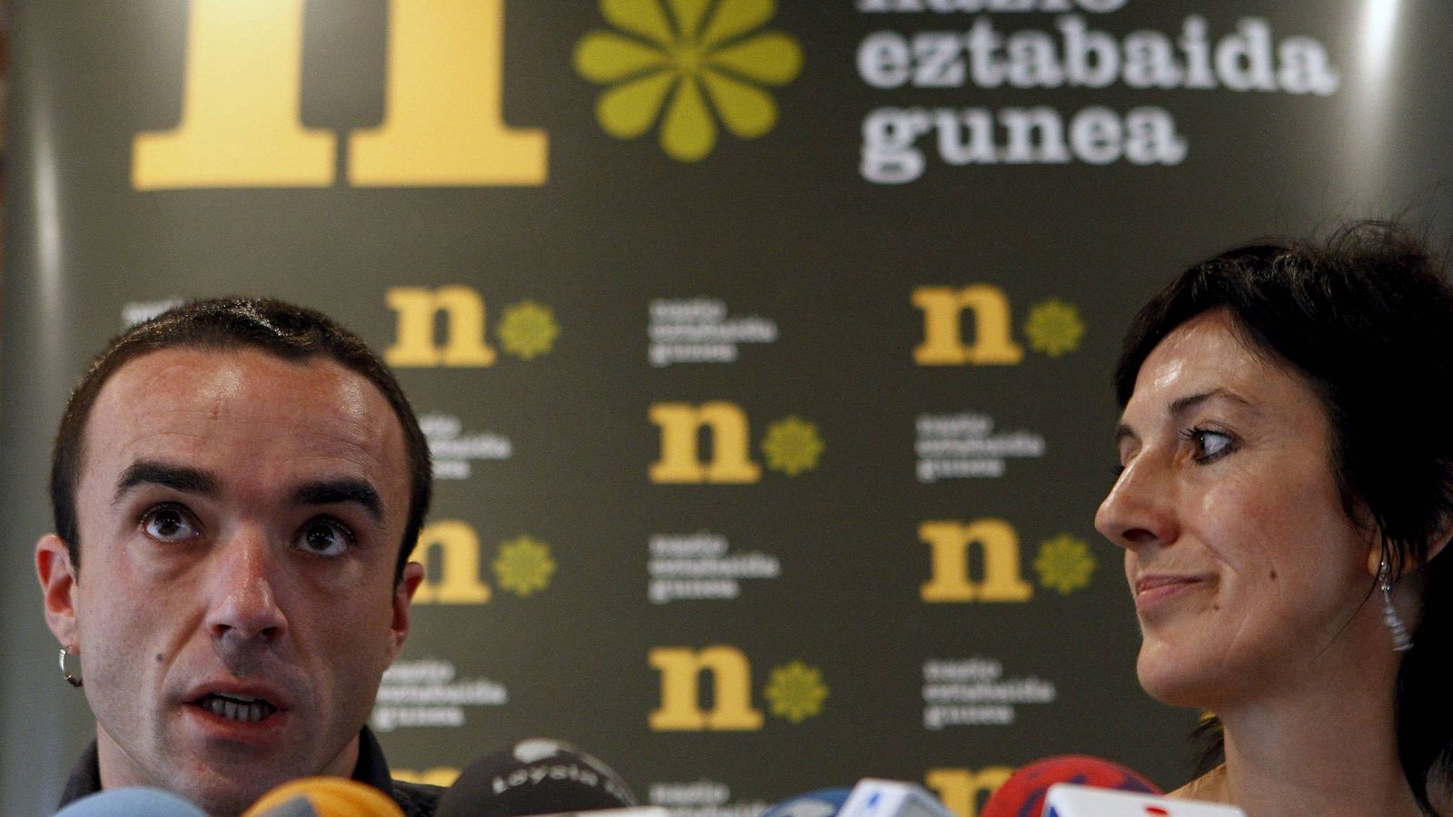 Foto: Mikel Irastorza y Maite Albistegi, en una rueda de prensa de 2009. (EFE)