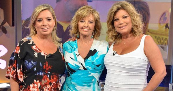 Foto: Mª Teresa y sus hijas, en el plató de Telecinco.