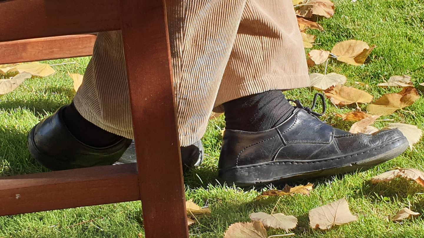 Los zapatos, según Nájera, son el primer arma del epidemiólogo. (Á. G.)