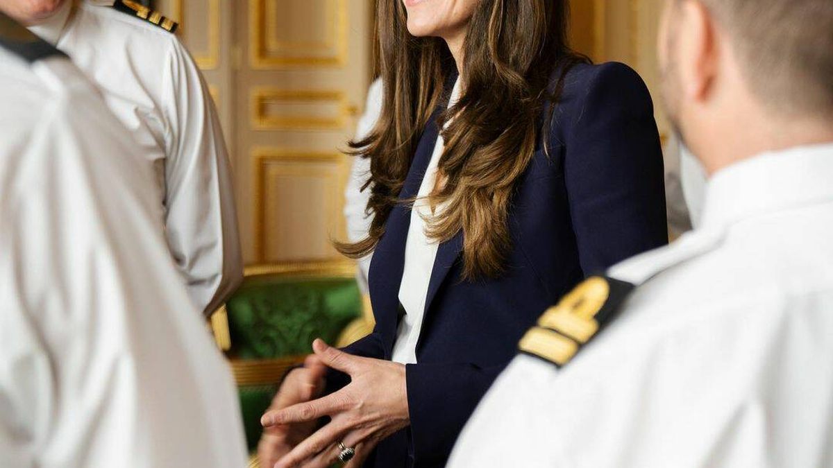 Kate Middleton, un 'look' marinero de 2.700 euros e Isabel II y Felipe en el recuerdo