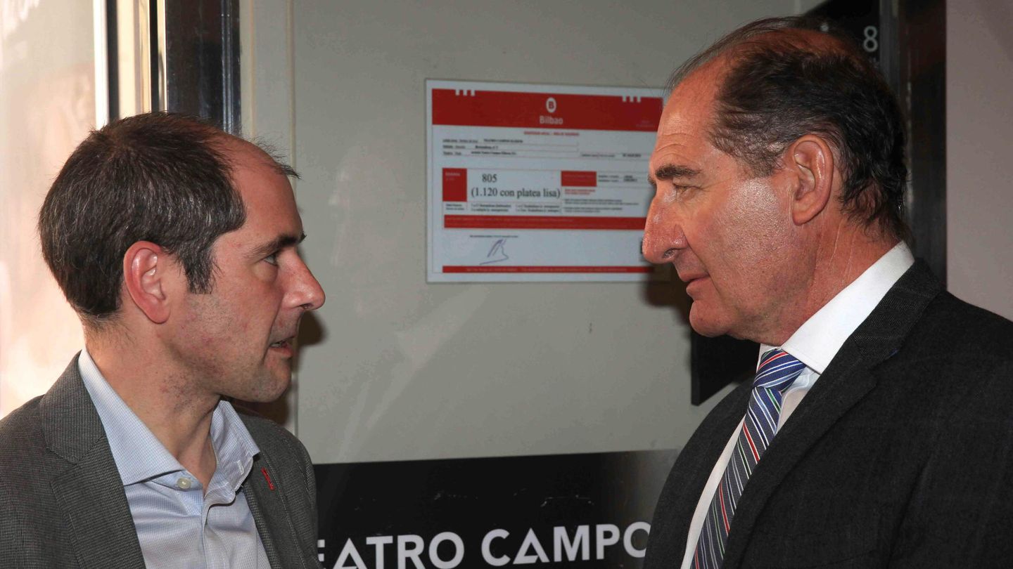 Currin (d) conversa con el coordinador de Lokarri, Paul Ríos, en el acto de despedida de este organismo.