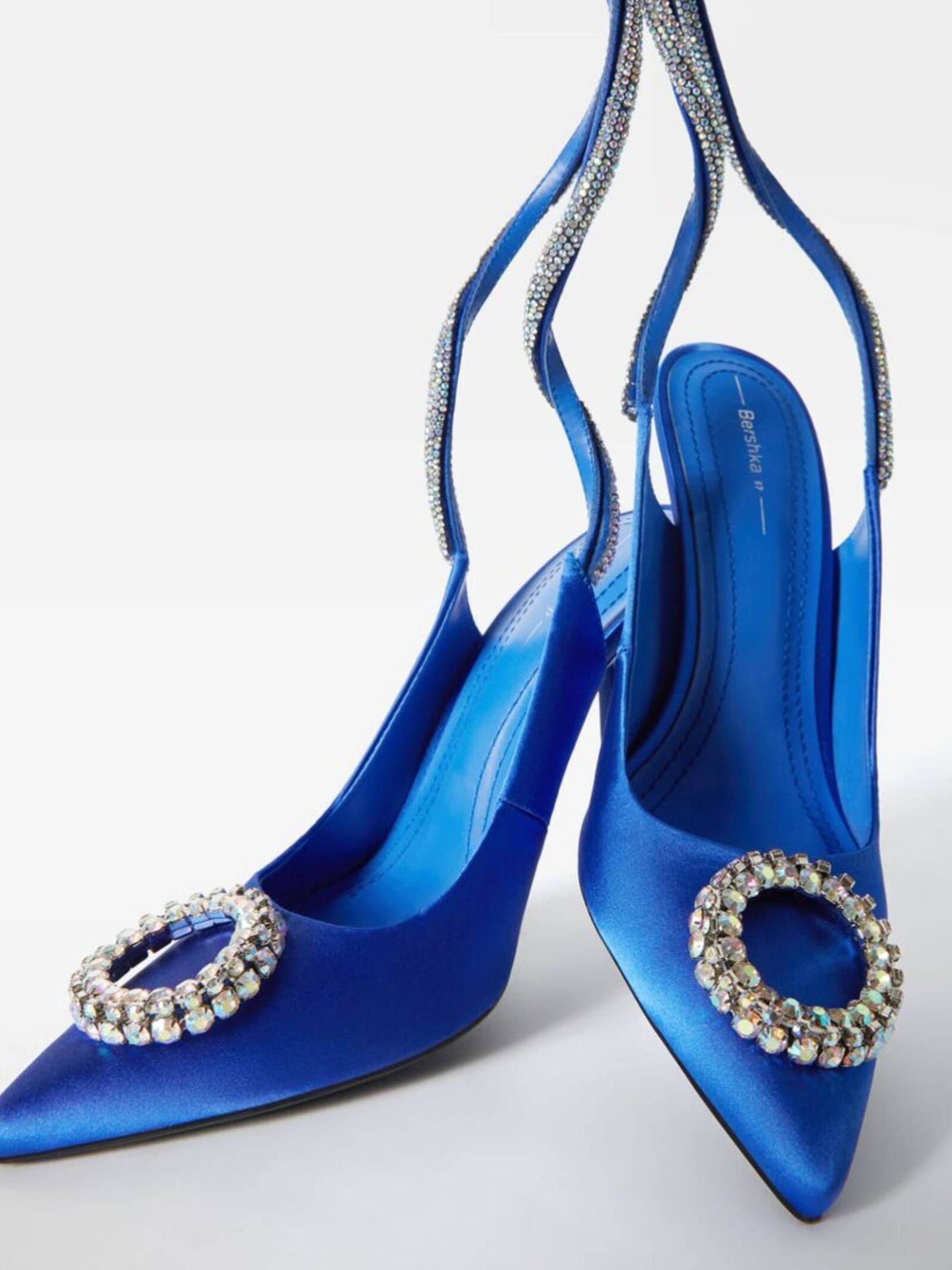 Atrévete a darle color a tus nuevo vestido de Zara con estos zapatos de Bershka. (Cortesía)