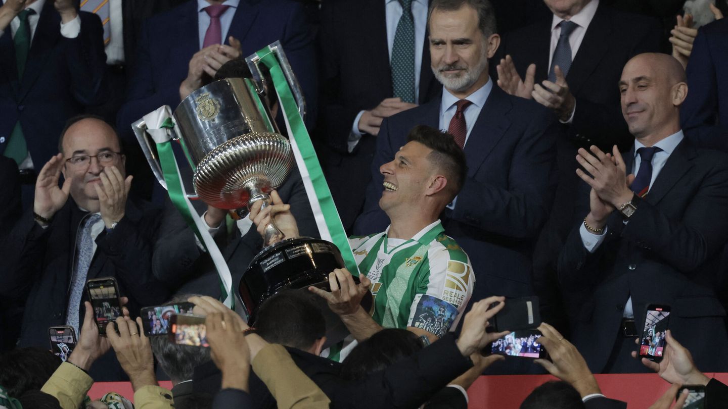 El ministro Iceta, el rey Felipe VI y Luis Rubiales en la final de Copa entregan el trofeo. (Reuters) 