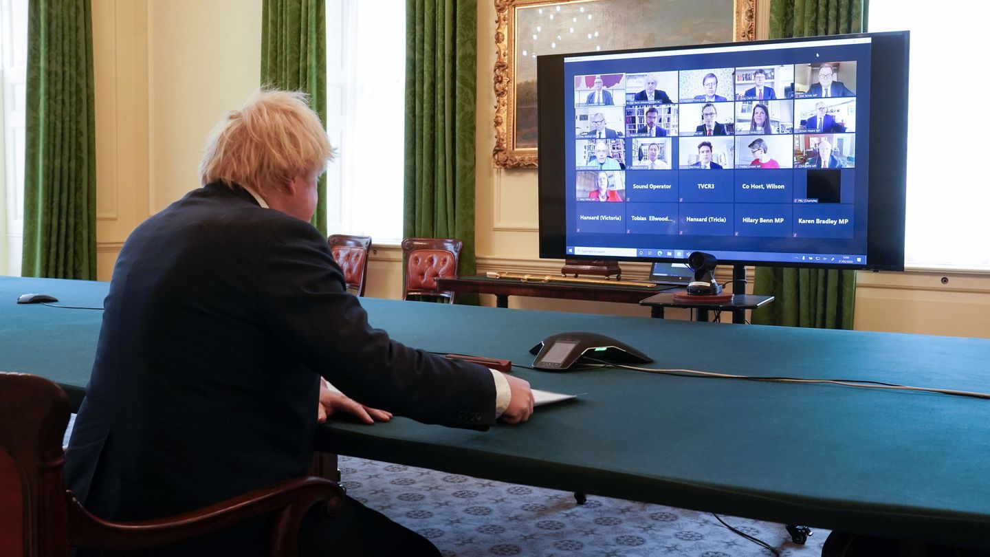 Reunión de Boris Johnson usando Zoom. (Reuters)