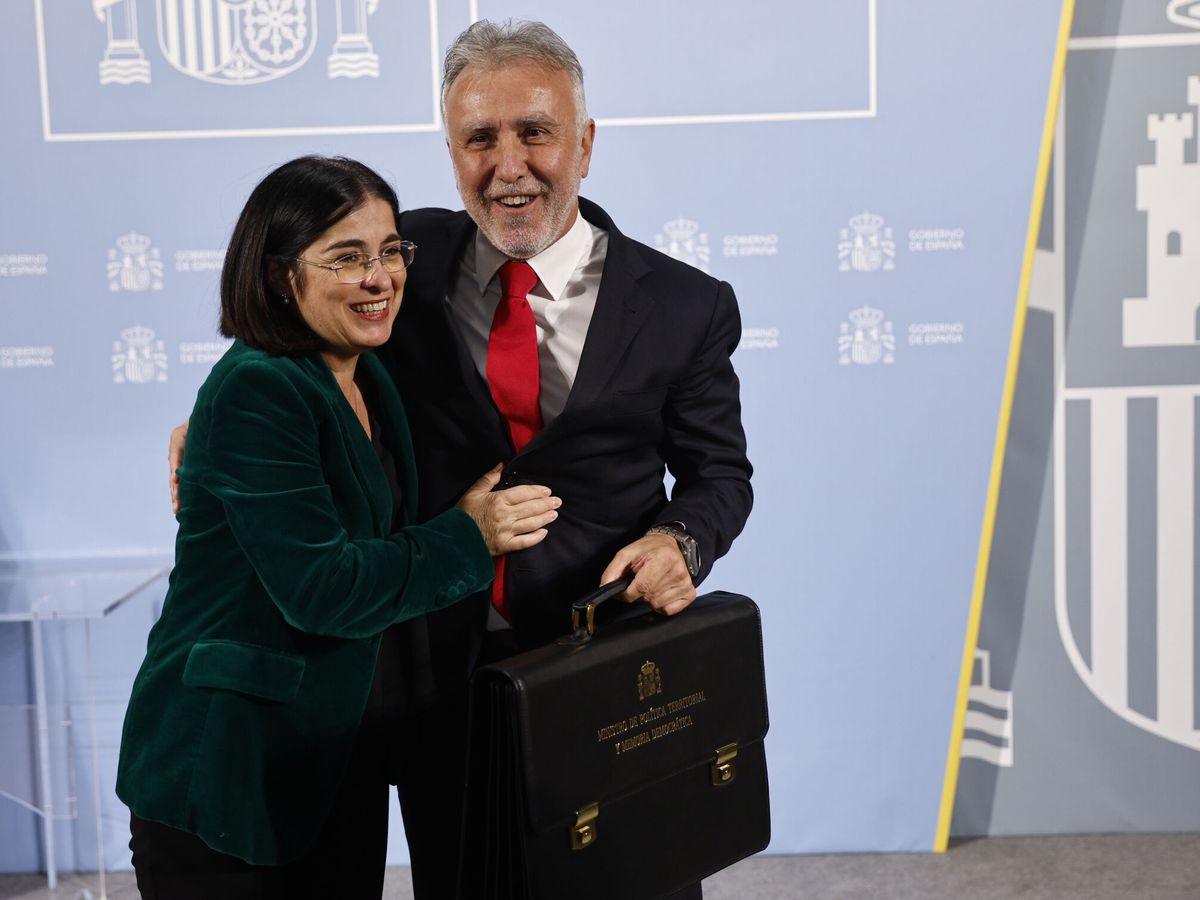 Foto: Carolina Darias felicita a Ángel Víctor Torres en su toma de posesión como ministro de Política Territorial. (EFE/Rodrigo Jimenez)