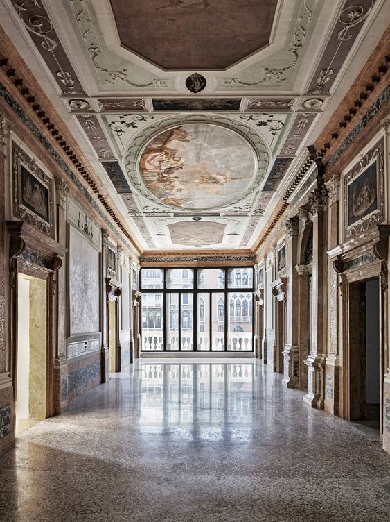 El salón de la planta noble, elegido por Canaletto en el siglo XVIII para pintar la vista hasta el puente Rialto.