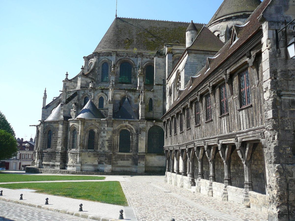 Foto: Fachada exterior de la catedral de Noyon, en Francia, donde ejerció San Eloy como obispo. 