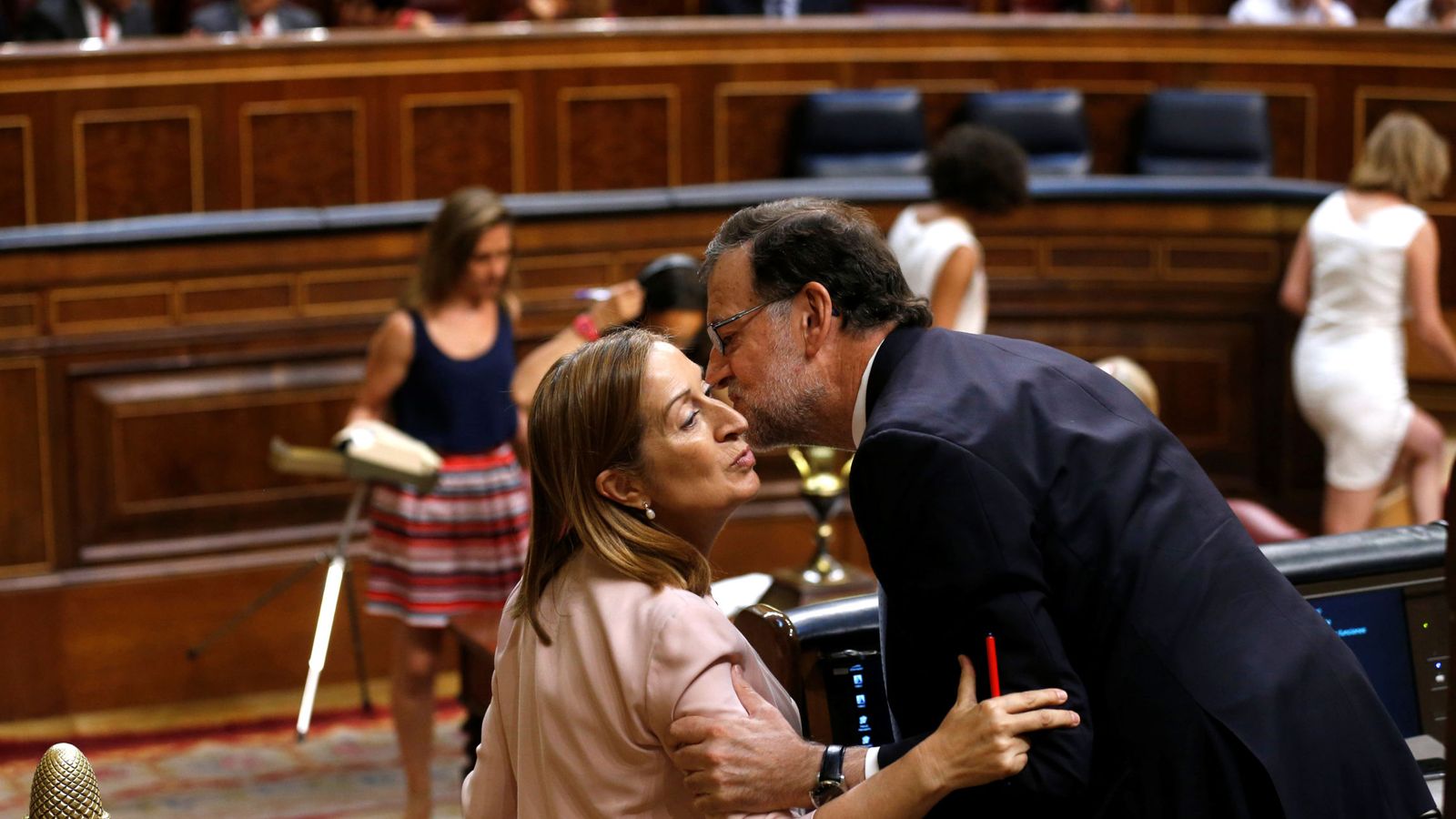 Foto: El presidente del Gobierno en funciones, Mariano Rajoy, felicita a la nueva presidenta del Congreso de los Diputados, Ana Pastor. (Reuters)